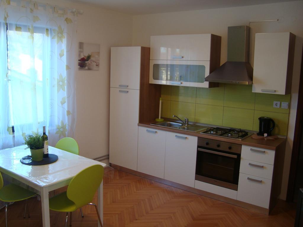 Apartments Peloza Πόρετς Δωμάτιο φωτογραφία